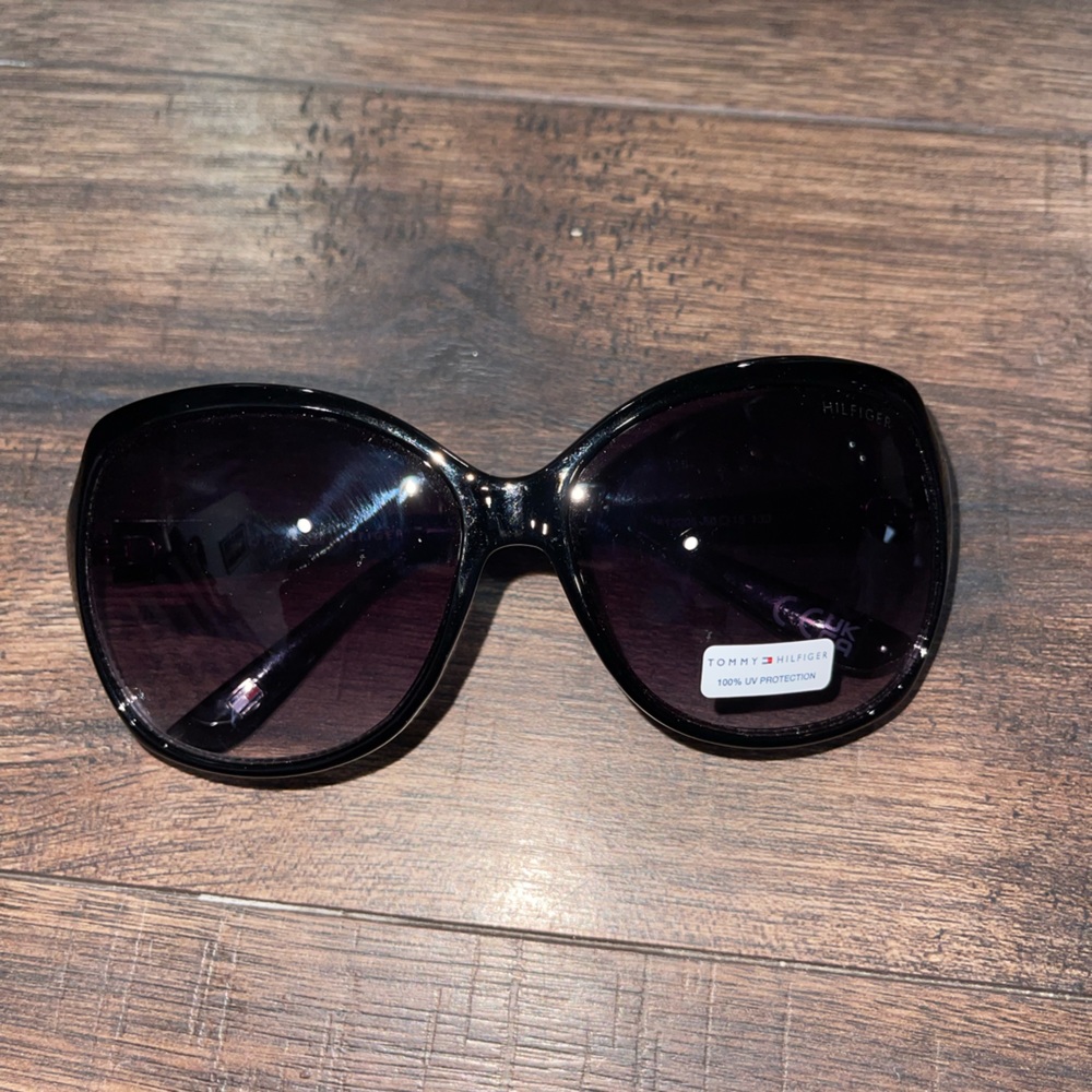 NWOT Tommy Hilfiger sunglasses